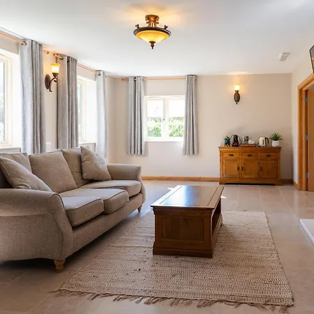 Asquith Hall & 4*