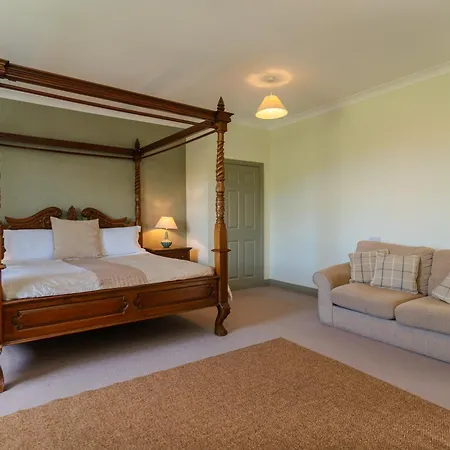 Asquith Hall & 4*