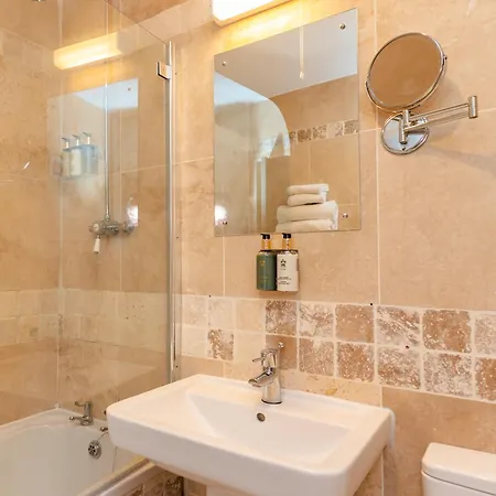 Szálloda Asquith Hall & 4*